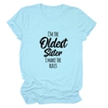 Gros plan sur l'imprimé 'I'M THE OLDEST Sister' en noir sur un t-shirt en coton bleu clair - Bleu Clair (Police Noire)