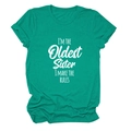 Détail à plat du t-shirt vert en coton avec l'inscription blanche I'M THE OLDEST SISTER - Vert Foncé (Police Blanche)