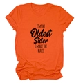 Vue détaillée du t-shirt orange en coton avec l'imprimé texte 'I'M THE OLDEST Sister' - Orange (Police Noire)