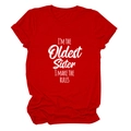 Détail du t-shirt rouge Oldest Sister avec slogan blanc et manches retroussées - Rouge (Police Blanche)