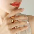 Anello aperto a onda irregolare da donna placcato oro 18 carati sul dito - US 7 / Oro
