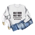 Détail d'un sweat à col rond gris clair avec lettrage artistique noir HALF HOOD HALF HOLY - S / Blanc (Police Noire)