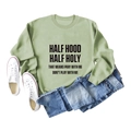 Mise à plat du sweat à col rond vert sauge avec texte HALF HOOD noir et jean denim - S / Vert Olive (Police Noire)