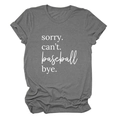 Dettaglio della stampa bianca sorry can't baseball bye su una t-shirt grigia a girocollo - S / Grigio Scuro (Font Bianco)