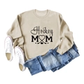 Μπεζ φούτερ Hockey MOM με γραφικά καρδιάς και τζιν σε επίπεδη διάταξη σε λευκό φόντο - S / Φούτερ στο Χρώμα της Άμμου (Μαύρη Γραμματοσειρά)