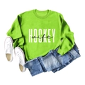 Piatto del maglione girocollo verde brillante con stampa Hockey Wife e jeans blu - S / Verde Fluorescente