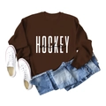 Vista piatta della felpa marrone a maniche lunghe con stampa Hockey Wife e jeans - S / caffè