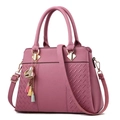 Elegante dunkelrosa Handtasche aus Kunstleder mit Lychee-Narben und Goldbeschlägen - Altrosa