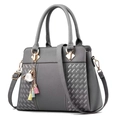 Sac à main gris foncé en cuir grainé avec texture tissée argentée et pompon décoratif - Gris