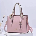 Rosa Handtasche aus PU-Leder mit dekorativem Schal und goldenen Metallteilen - Rosa