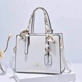Elegante weiße Handtasche aus PU-Leder mit Seidentuch am Griff und Schultergurt - Gebrochenes Weiß