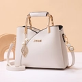 Elegante borsa a tracolla avorio con patta a V e manico in metallo dorato - Bianco Sporco