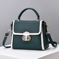 Bolso bandolera bicolor verde oscuro y crema con hebilla dorada en soporte blanco - Verde Oscuro