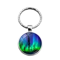 Détail du porte-clés en métal argenté avec cabochon en verre et décor aurore boréale - Style Artistique Paysage de Forêt Aurore Boréale (XSWX4881-7)