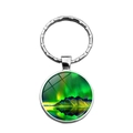 Détail macro du porte-clés argenté avec aurores boréales sous dôme en verre - Style Aurore et Reflet de Montagne Enneigée (XSWX4881-8)
