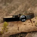 Bracelet en cuir noir fait main avec plateau rond en bronze sur fond de bois naturel - Style Cuir Noir Motif Serpent (ZDY0014)