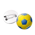 Detail der gelb-blauen Fußball-Brosche mit Glasabdeckung und silberner Sicherheitsnadel - Gelb und Blau Fußball Stil (JY007697-3)