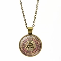 Dettaglio del ciondolo Wiccan Ruota dell'Anno con finitura in bronzo vintage - Bronzo Antico (JY00933)