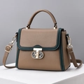 Sac bandoulière en cuir marron avec bordure vert foncé et boucle dorée - Kaki