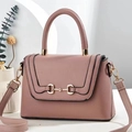 Schicke Damen Umhängetasche aus rosa Leder mit goldfarbenem Gebiss-Detail vorne - Länge 24 Höhe 16 Tiefe 8 / Altrosa