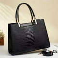 Elegante schwarze Handtasche mit Krokodilmuster, Gold-Hardware und abnehmbarem Gurt - Schwarz