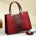 Elegante dunkelrote Handtasche für Damen mit Krokodilmuster, Goldbeschlägen und Tragegriff - Burgunderrot