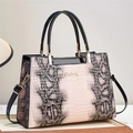 Dettaglio della trama a coccodrillo e del logo dorato sulla borsa alla moda beige - 30x22x12cm / Rosa