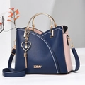 Borsa a mano da donna bicolore blu e rosa in pelle con ciondolo a cuore e perle - Blu