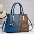 Sac cabas à trois couches bleu et marron avec breloque à pompon et bandoulière réglable - Moyen / Bleu