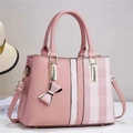 Détail d'un sac rose avec patchwork en cuir rayé et accessoires en métal doré élégants - Moyen / Rose