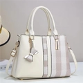 Sac à main élégant en cuir PU beige avec patchwork rayé et breloque en nœud - Blanc Cassé