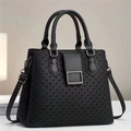 Elegante bolso de mano negro con relieve para mujer con asas dobles y detalles plateados - L29 A23 A13 / Negro