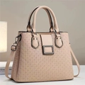 Vue détaillée de la texture géométrique tissée et de la boucle argentée sur le sac rose - L29 H23 l13 / Abricot