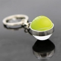 Makro-Detail des Tennisball-Schlüsselanhängers mit Glaskuppel und silbernem Metallring - Gelbgrüner Tennis-Stil (JY007720-10)