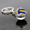 Makroaufnahme von blau-gelbem Volleyball-Glasanhänger auf schwarzer Spiegeloberfläche - Regenbogen-Volleyball-Stil (JY007720-8)