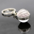 Makrodetail eines Volleyball-Anhängers mit doppelseitiger Glaskugel an Silberkette - Volleyball-Textur-Stil (JY007720-6)