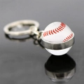 Nahaufnahme vom Baseball-Schlüsselanhänger aus Glas mit Metallrahmen und roten Nähten - Weißer Baseball-Stil (JY007720-5)