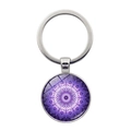 Gros plan détaillé d'un pendentif en dôme de verre mandala violet sur porte-clés argent - Style Méditation Violet (XSWX5055-4)