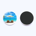 Vues détaillée avant et arrière d'un aimant de frigo rond en verre 25mm au motif de plage - Style Transat Parasol (JY007764-9)
