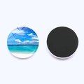 Détail d'un aimant de frigo rond en verre avec un paysage de plage tropicale et de mer - Style Vacances Vue sur Mer (JY007764-6)