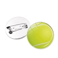 Makroansicht einer Tennisball-Anstecknadel mit Textur und Metallrücken-Verschluss - Tennis Stil (JY007725-10)