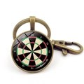 Gros plan du porte-clés cible de fléchettes rétro avec dôme en verre et fermoir mousqueton - Style Cible de Fléchettes Classique (JY007748-铜3) / Bronze
