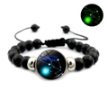 Détail du charme lumineux du zodiaque Taureau sur bracelet en perles noires mates - Taureau