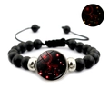 Vue détaillée du bracelet Cancer avec perles noires mates et breloque lumineuse en verre - Cancer
