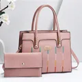 Set borsa e portafoglio rosa con strisce ricamate colorate e placchetta in metallo dorato - Set di 2 pezzi / Rosa