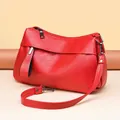 Elegante borsa a tracolla in morbida pelle rosso brillante testurizzata per donne - Rosso