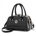 Elegante schwarze Lackleder Handtasche mit goldenem Logo und Strass-Schnallendetail - Schwarz