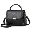 Bolso bandolera de cuero negro con asa superior y detalles dorados en fondo blanco - 22cmx11cmx17cm / Negro