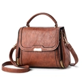 Bolso trapezoidal marrón vintage con textura plisada y hebilla dorada en fondo blanco - 22cmx11cmx17cm / Amarillo Tierra