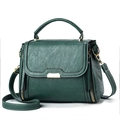 Bolso bandolera verde oscuro de ecopiel con costuras blancas y detalles dorados - 22cmx11cmx17cm / Verde Oscuro